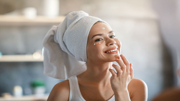 ¿Quieres cuidar tu piel pero no sabes por dónde empezar? Descubre consejos básicos para lucir tu piel saludable.